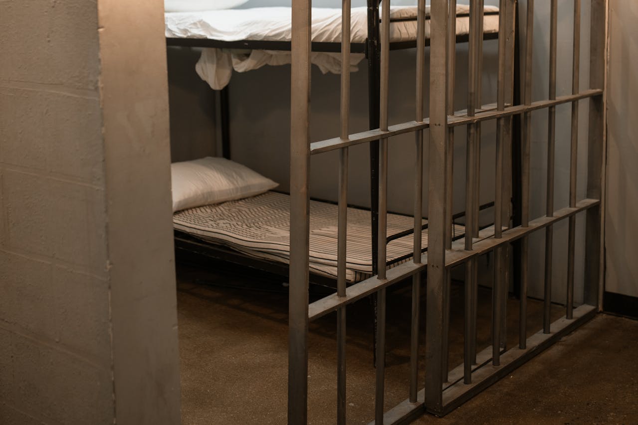 Legalább fél évig zárkában tartják a kiemelt gazdasági ügyek gyanúsítottjait