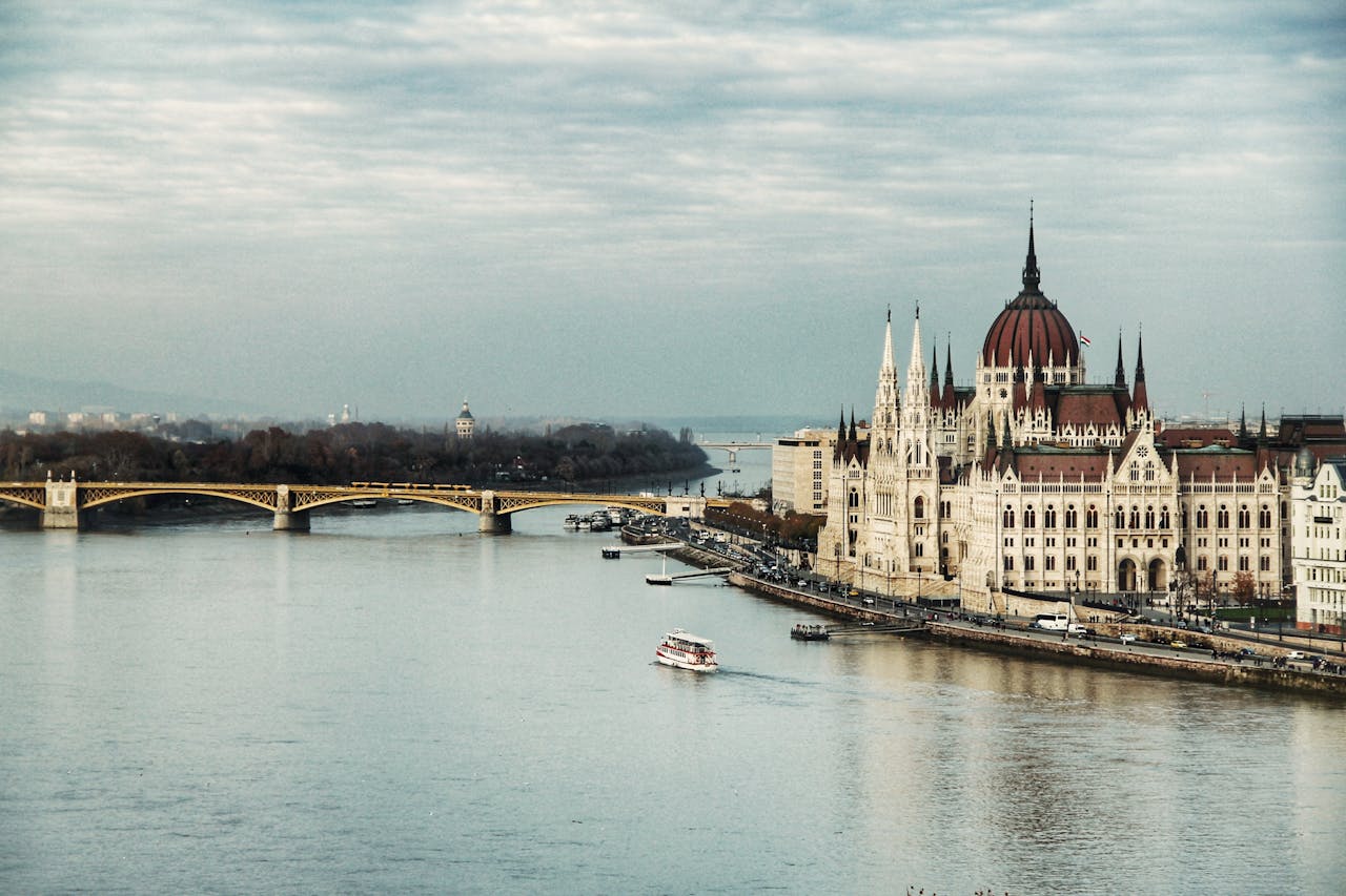 Főpap szenteli meg a Dunát: Vízkereszti Tradíció Budapesten