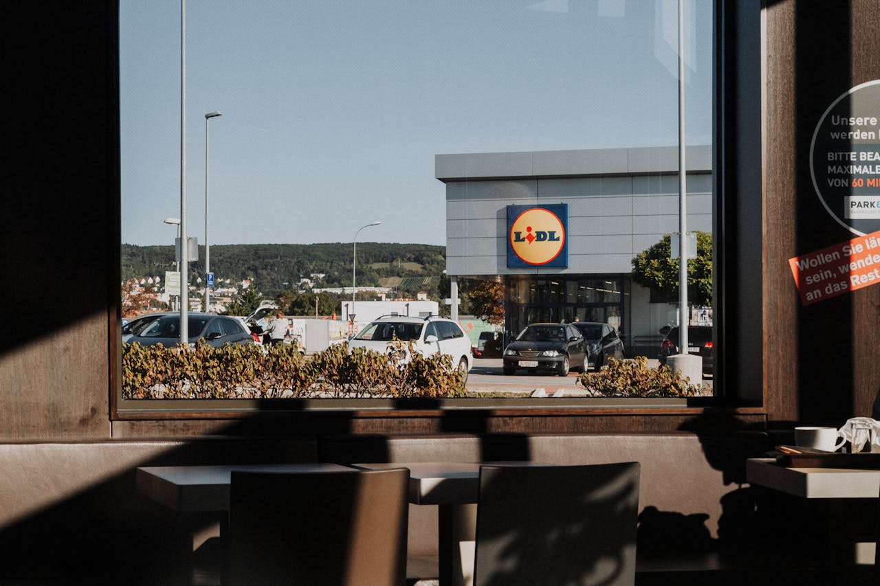 A Lidl mozgóboltokkal enyhítené a vidéki vásárlási nehézségeket