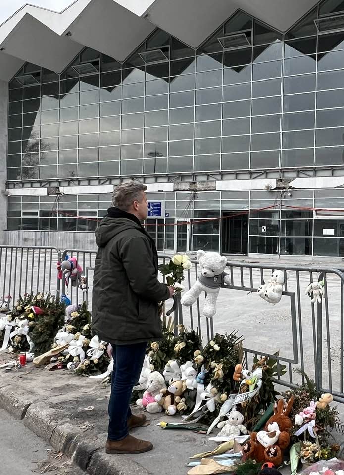 Magyar Péter Újvidéken emlékezett a vasútállomás-omlás áldozataira