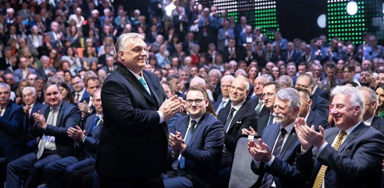 Rendkívüli: Az Okoshírt sem engedik be Orbán Viktor évértékelőjére