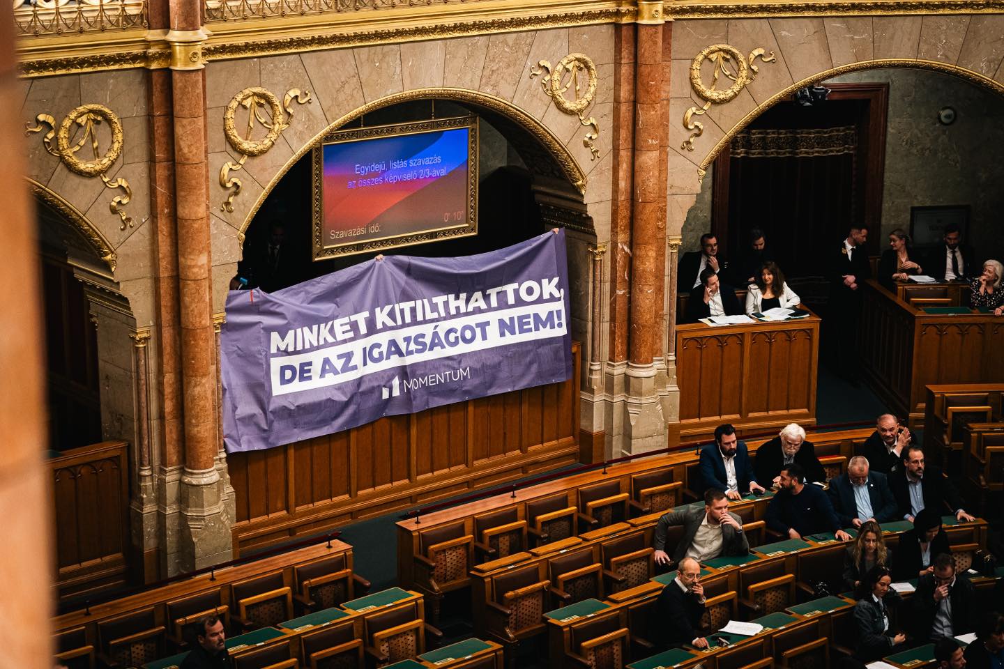 Az Országgyűlés kitiltotta és megbírságolta Hadházy Ákost valamint több Momentumos képviselőt is