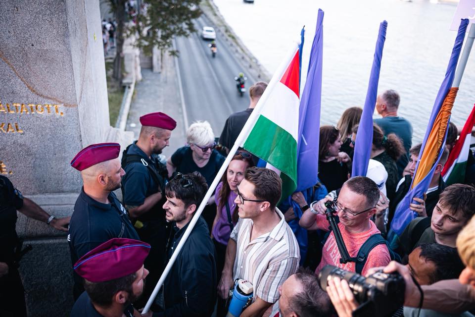 Momentum akciót tartott a Szuverenitásvédelmi Hivatalnál