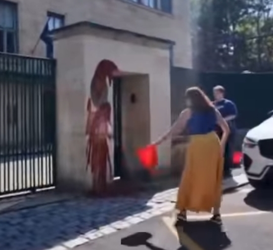 Pražský Pérák vörös festékkel öntötte le a csehországi magyar nagykövetség épületét Prágában