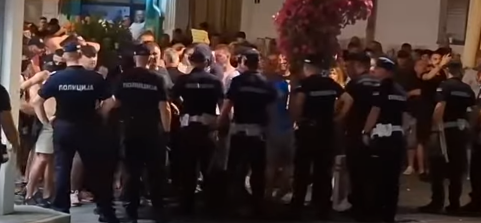 A szerbiai tüntetéseken összecsaptak egymással a kormánypárti aktivisták és a tiltakozók