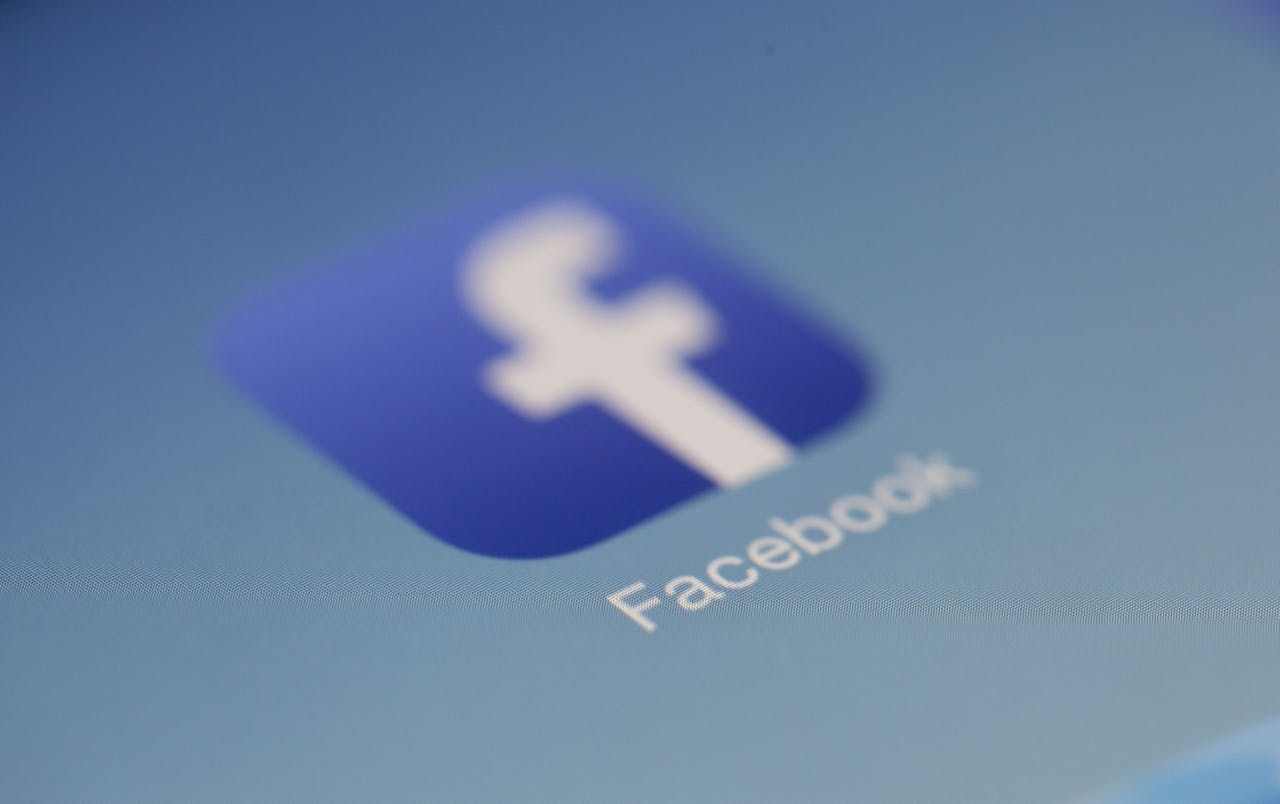 Új csaló üzenet terjed a Facebookon, amely fiókok felfüggesztésével fenyeget
