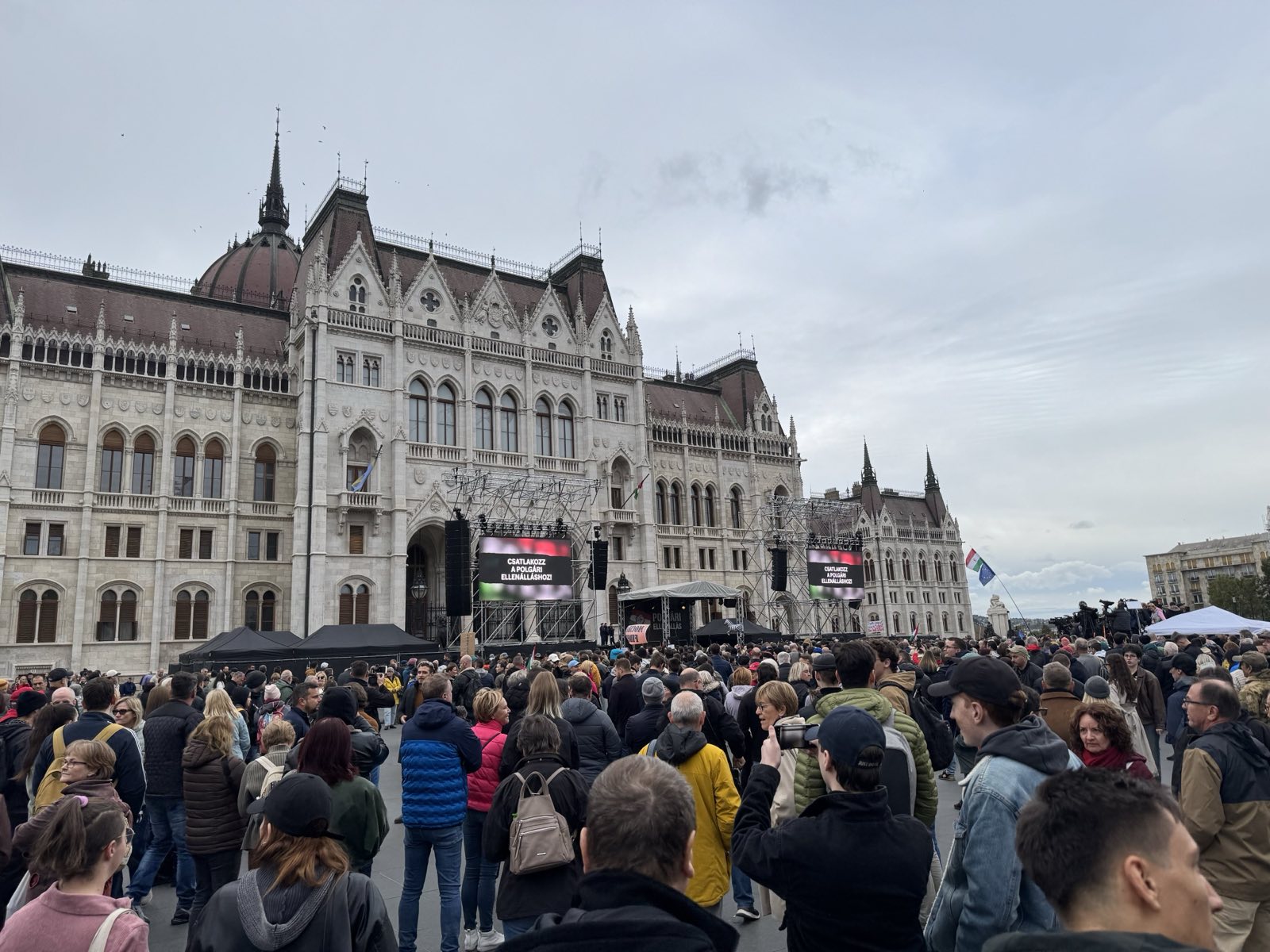Tüntetés a Kossuth téren: Szolidaritás Juhász Péterrel