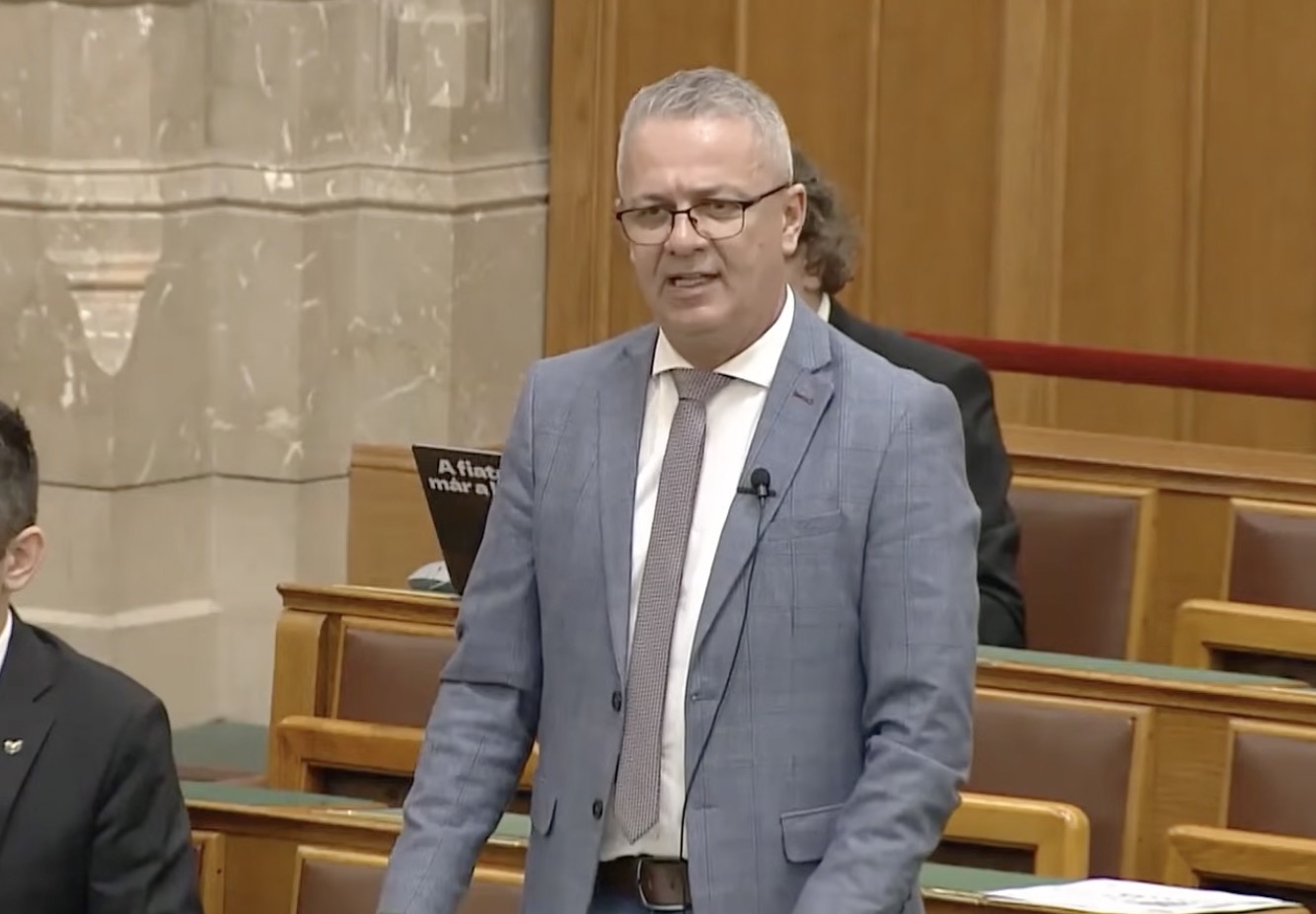 Kordonok közt adták át a 25-ös főút szerpentinjét: Parlamenti vita a minőségről és az egyeztetésekről