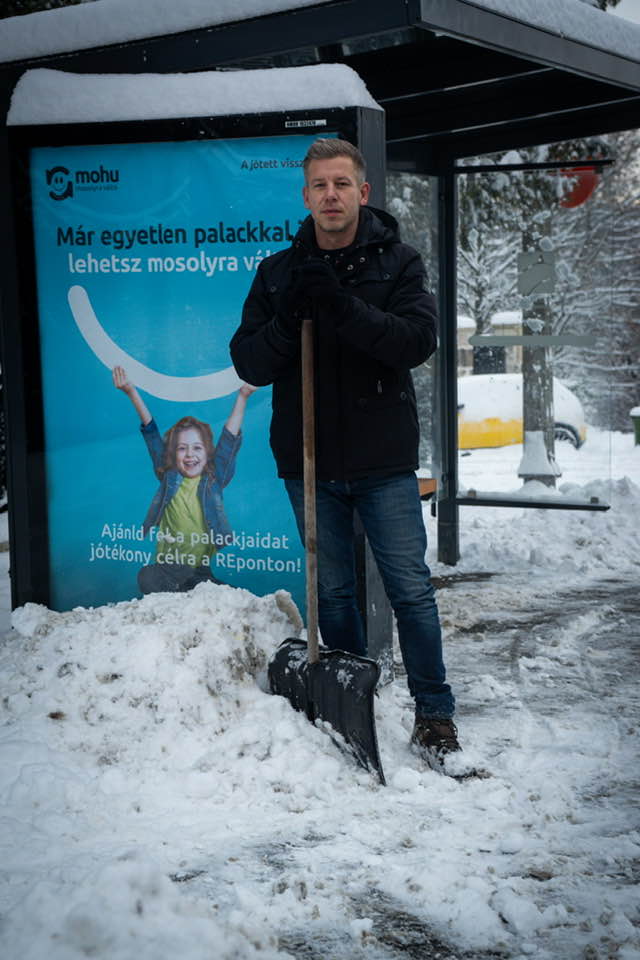 A hóhelyzet miatt önkéntes munkára cseréli a kampányt a Tisza Párt
