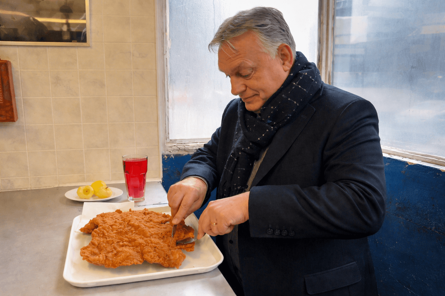 Orbán Viktort most a Pléh Csárdába vezette a kampány, ahol nem tudott megbirkózni a rántotthússal