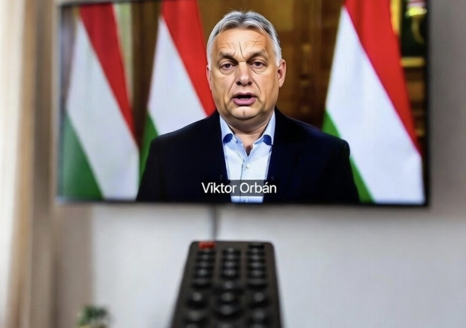 Orbán Viktor egyedi jegyzetelési módszerrel készült a televíziós interjúra