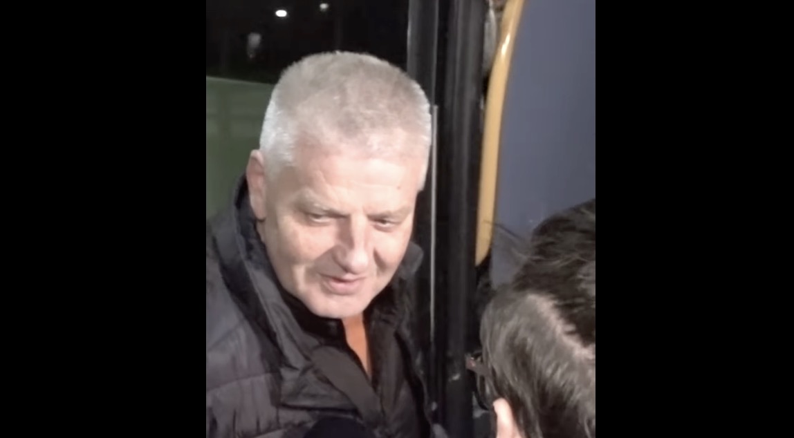 Különbuszokkal érkeztek résztvevők Orbán Viktor dunaújvárosi lakossági fórumára