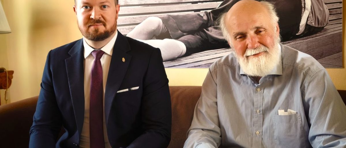 Szabó Bence adományt adott át Iványi Gábor Oltalom Karitatív Egyesületének