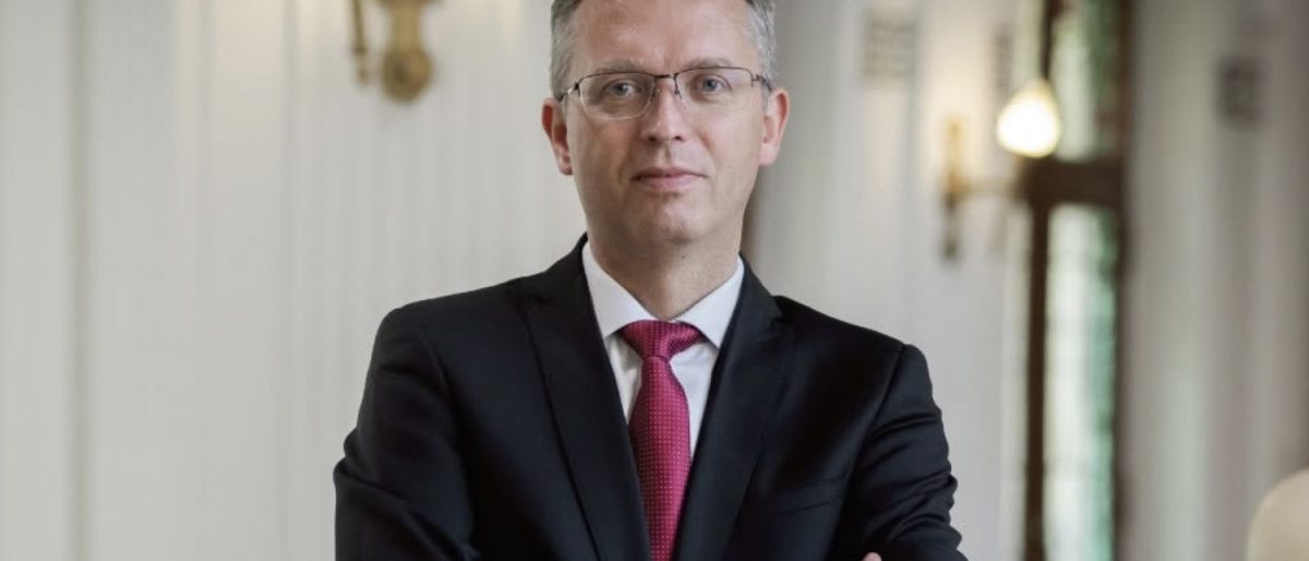 Börtönben tartja a bíróság a volt kulturális minisztert, Hankó Balázst
