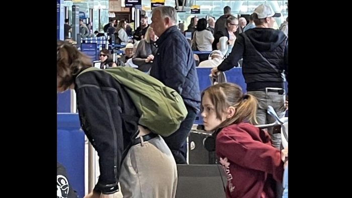 Belfastból posztoltatott a stábjával Orbán Viktor, miközben Hankó Balázs kivonult a Parlamentből