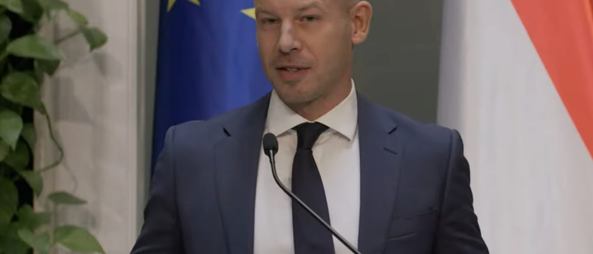 Magyar Péter legalább egy évre meghosszabbítaná az orosz kőolaj szankciók alóli magyar mentességet