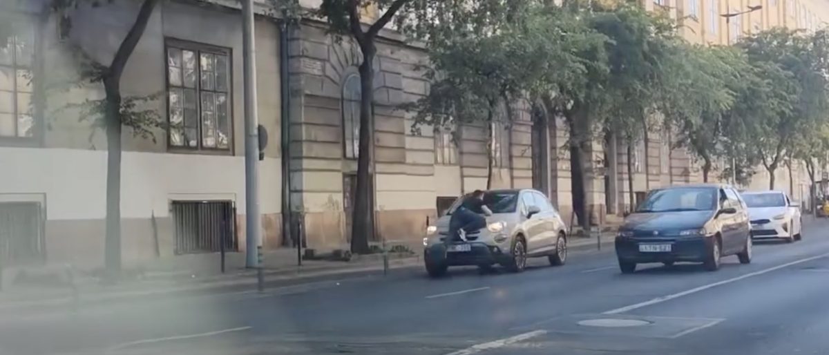 Száz méteren át vitte a motorháztetőn a vitatkozó taxist egy sofőr az Üllői úton