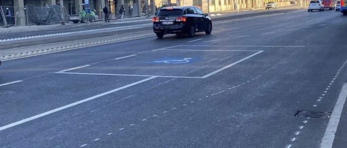 A BKK védett sávval egészíti ki a vitatott újpesti mozgáskorlátozott-parkolót