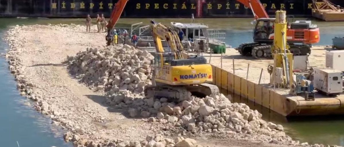 38 ezer tonna kő beépítésével fejezte be a paksi fenékküszöböt a Magyar Honvédség