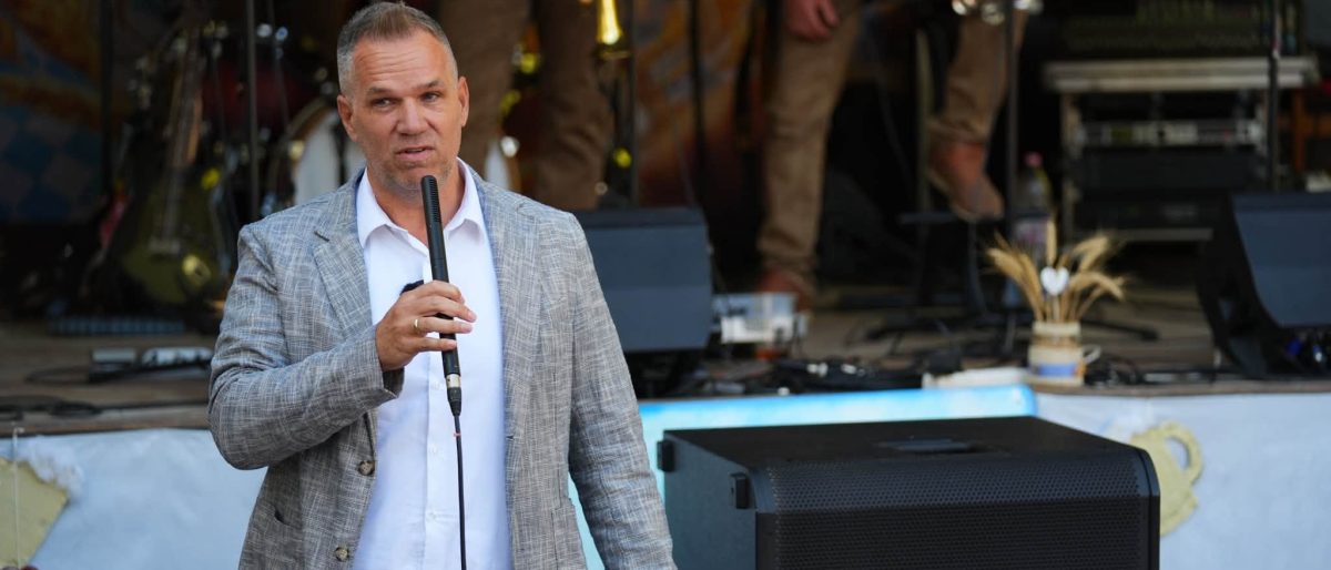 A Mi Hazánk lemondásra szólította fel Csatári Ernőt mert csak nemrég kezdte el az egyetemet