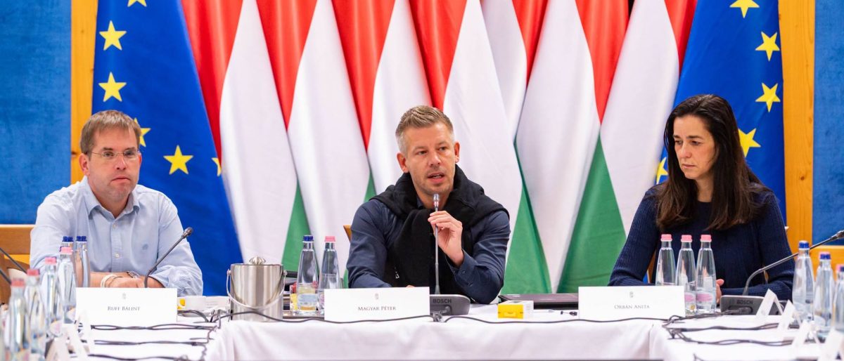 Fideszes törvényre hivatkozva utasította el a Miniszterelnökség a Magyar-kormány üléseinek összefoglalóit kérő adatigénylést