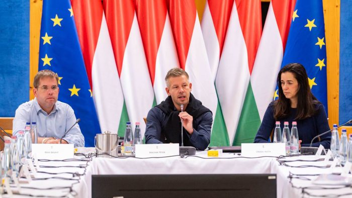 Fideszes törvényre hivatkozva utasította el a Miniszterelnökség a Magyar-kormány üléseinek összefoglalóit kérő adatigénylést